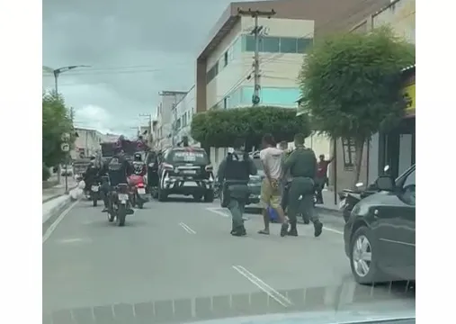 Homem é preso após ser filmado matando filhote de gato no Interior do Ceará