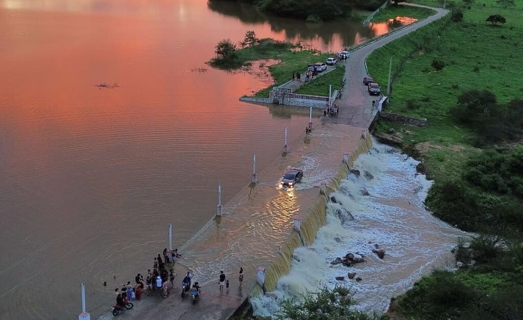 Quiterianópolis suspende aulas presenciais devido às fortes chuvas e sangria de barragem