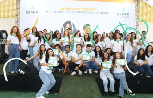 Mais de 5 mil estudantes do Litoral Norte do Ceará recebem tablets 