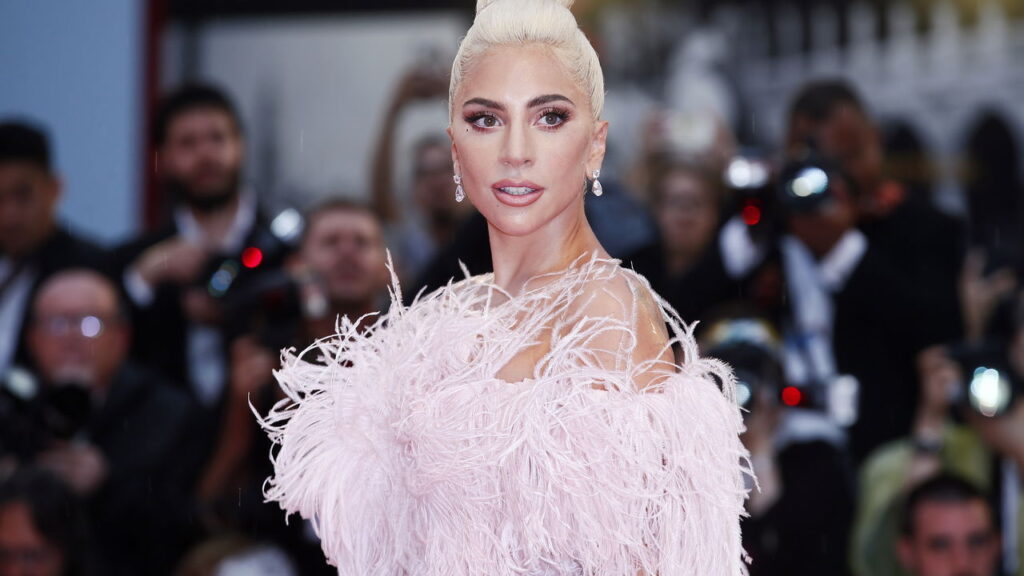 Lady Gaga revela dificuldades no início da carreira: ‘a indústria tomou conta da minha vida’