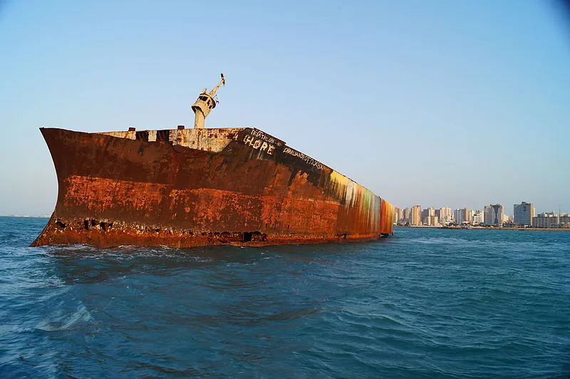 Mara Hope completa 40 anos encalhado no mar de Fortaleza; relembre história do navio