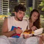 Nattanzinho e Rafa Kalimann comem ‘pratinho da madrugada’ na Beira Mar de Fortaleza