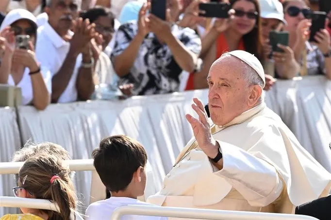 Papa Francisco tem noite tranquila, mas segue internado com pneumonia bilateral