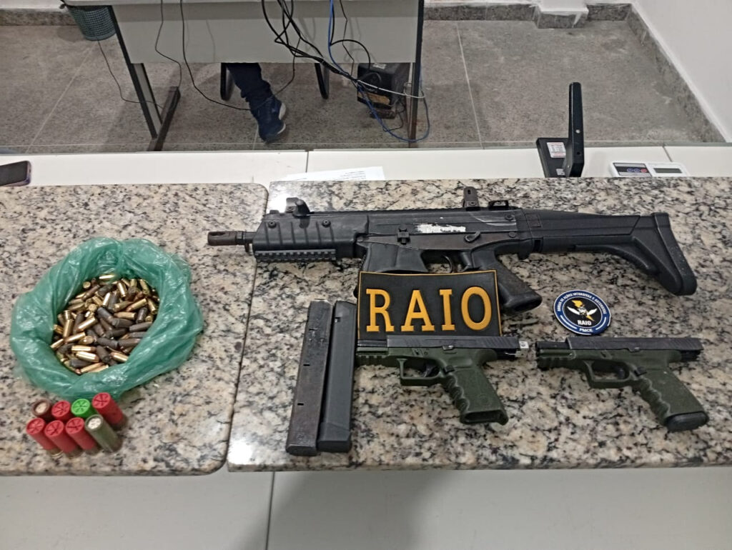 Três homens são presos com pistolas, carabina e munições em Fortaleza