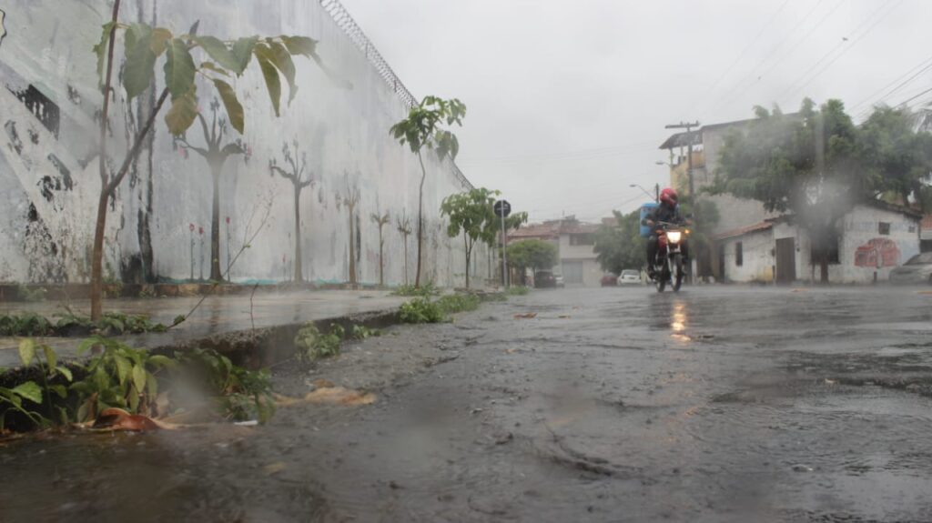 Funceme: Fortaleza terá novo aumento de instabilidade na sexta (14), com chuva de moderada a forte