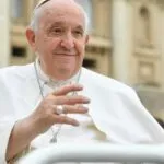 Papa Francisco receberá alta neste domingo (23), informa boletim do Vaticano