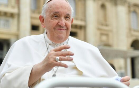 Papa Francisco faz primeira aparição pública após internação; vídeo