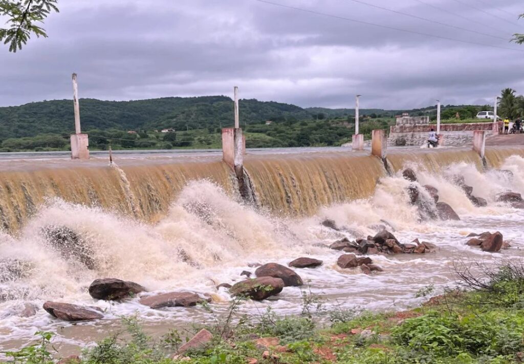 Barragem Colina sangra após chuvas em Quiterianópolis e aulas presenciais são suspensas