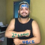 Motorista de aplicativo que trabalha 8h por dia em corridas passa em Medicina na Uece 