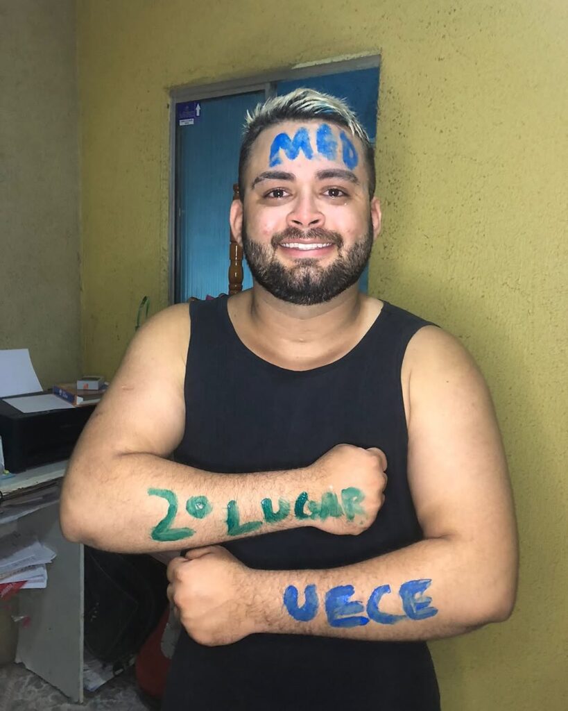 Motorista de aplicativo que rodava até 8h por dia passa em Medicina da Uece 