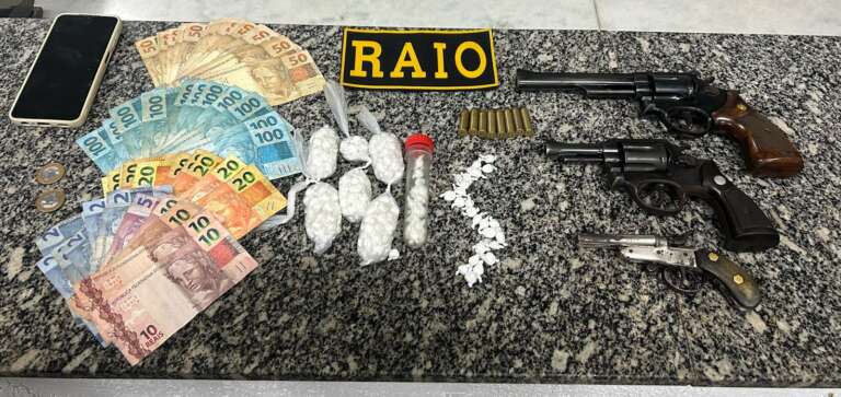 Três pessoas são presas pela Polícia Militar com revólveres e drogas no Ceará