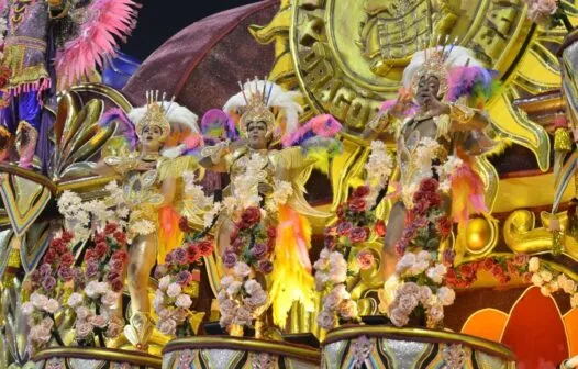 Que horas começa o desfile das escolas de samba do Rio de Janeiro hoje?