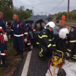 Carro perde o controle, capota e derruba poste na CE-153, deixando três feridos em Cascavel