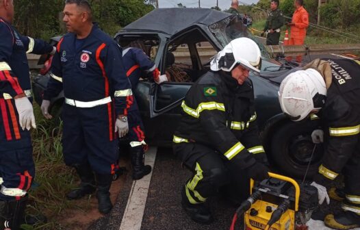 Carro perde o controle, capota e derruba poste na CE-153, deixando três feridos em Cascavel