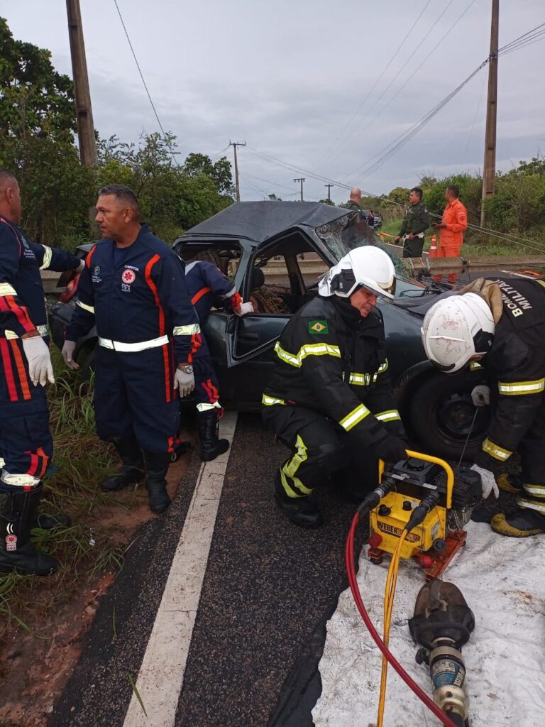 Carro perde o controle, capota e derruba poste na CE-153, deixando três feridos em Cascavel