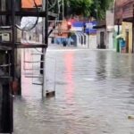 Rio Maranguapinho transborda e invade casas no Genibaú após fortes chuvas em Fortaleza; vídeo