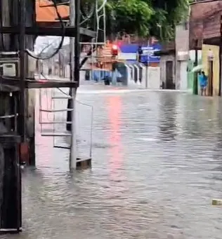 Rio Maranguapinho transborda e invade casas no Genibaú após fortes chuvas em Fortaleza; vídeo