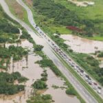 Fortes chuvas deixam trechos da CE-085 alagados e causam congestionamentos