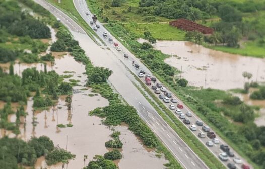 Fortes chuvas deixam trechos da CE-085 alagados e causam congestionamentos