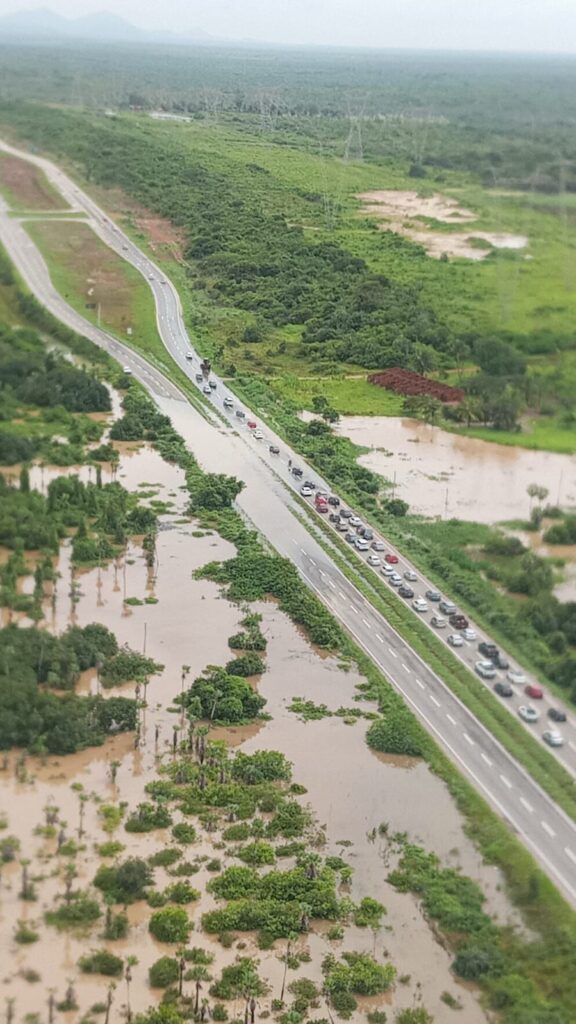 Fortes chuvas deixam trechos da CE-085 alagados e causam congestionamentos