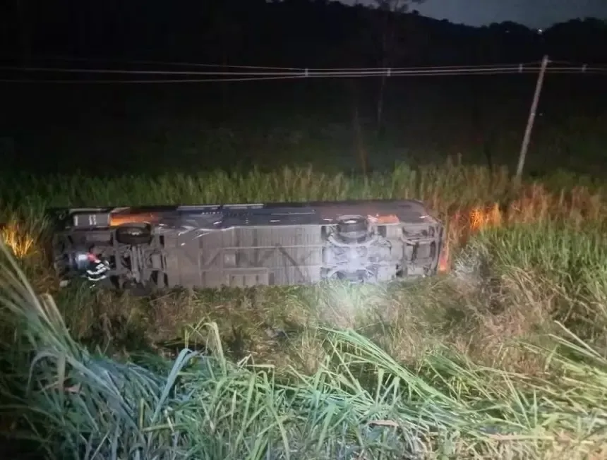 Ônibus com 45 pessoas cai em ribanceira na Dutra, em SP; adolescente morre e 26 pessoas ficam feridas