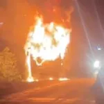 Vídeo: ônibus com universitários pega fogo na BR-403, no interior do Ceará