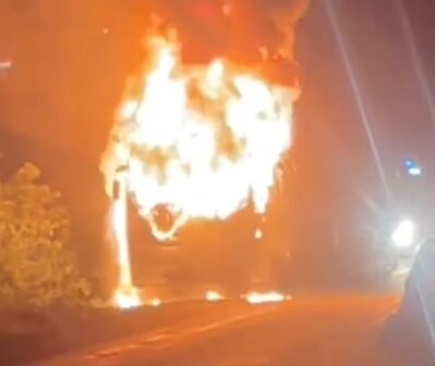 Vídeo: ônibus com universitários pega fogo na BR-403, no interior do Ceará