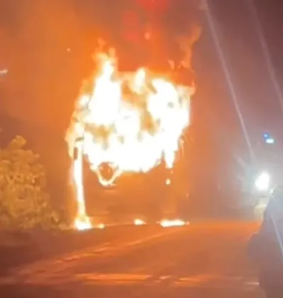 Vídeo: ônibus com universitários pega fogo na BR-403, no interior do Ceará