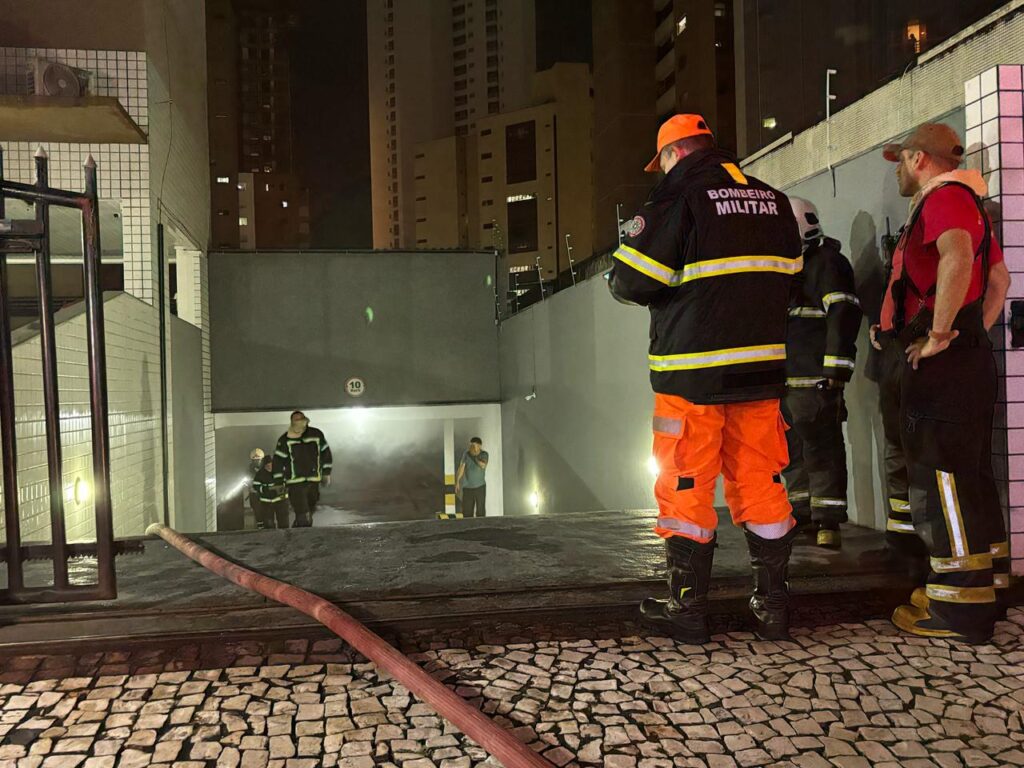 Bombeiros controlam incêndio em carro estacionado em garagem de prédio em Fortaleza