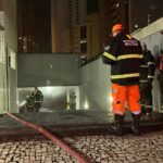 Bombeiros controlam incêndio em carro estacionado em garagem de prédio em Fortaleza