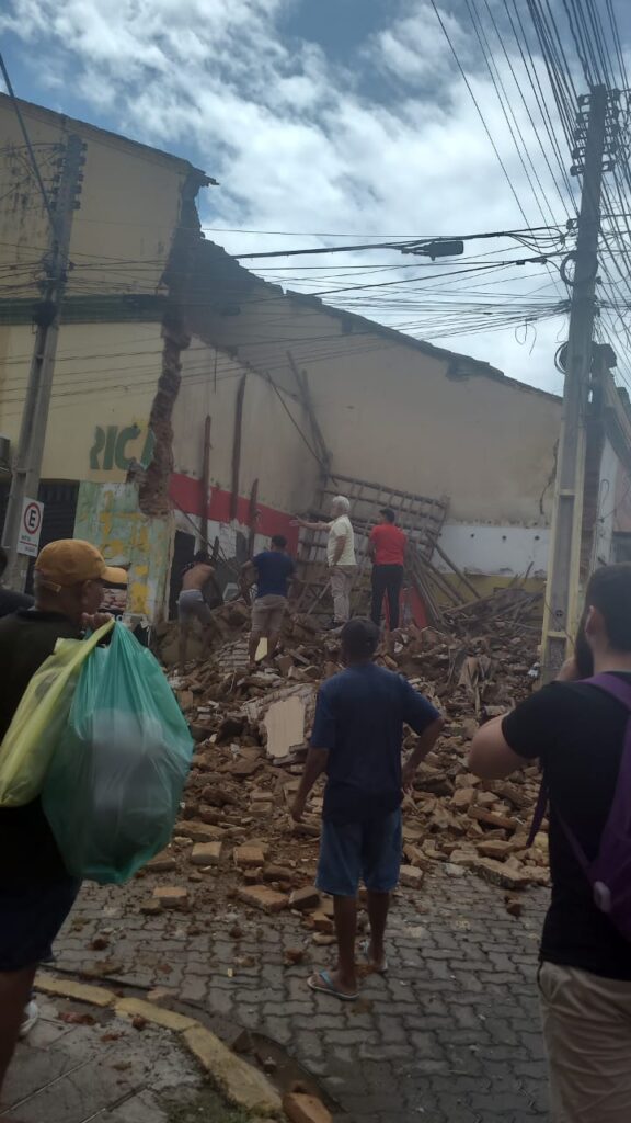 Desabamento de lanchonete em Sobral não deixou feridos, mas prédios do entorno são isolados