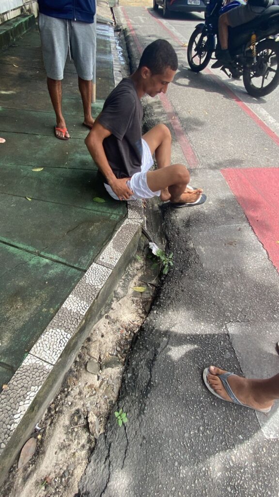 Assaltante é espancado após tentar roubar moto de mulher no bairro Monte Castelo, em Fortaleza