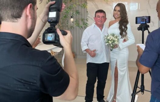 Amado Batista oficializa casamento com a modelo Calita Franciele em cartório