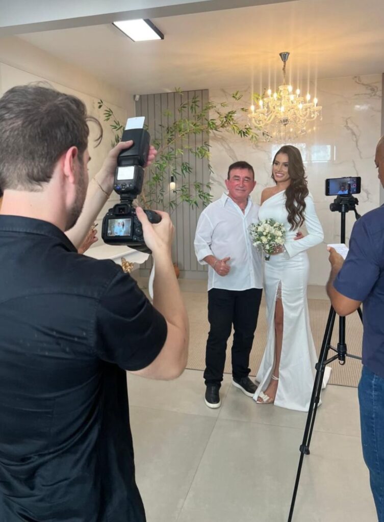 Amado Batista oficializa casamento com a miss Calita Franciele em cartório