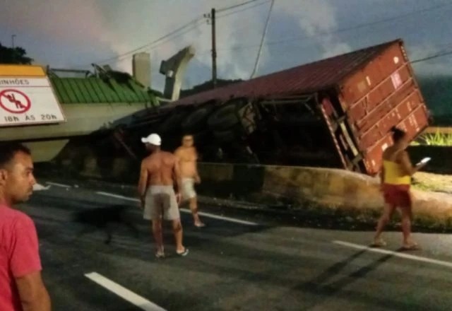 Carreta derruba passarela na Rodovia Anchieta-Imigrantes em SP