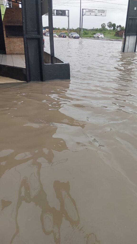 Sábado de chuva causa transtornos em Fortaleza e Região Metropolitana; veja vídeos