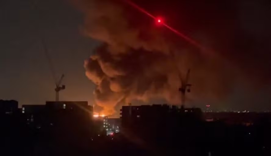 Aeroporto Heathrow, em Londres, ficará fechado nesta sexta-feira por causa de incêndio; cerca de 1.350 voos são afetados