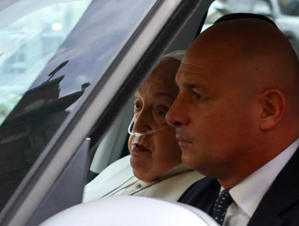 Papa Francisco recebe alta e acena para os fieís na saída do hospital; vídeo