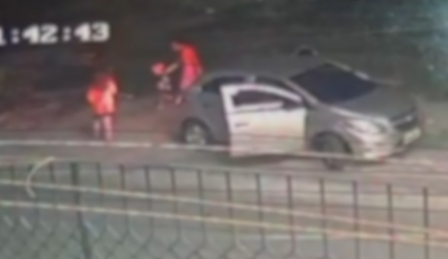 Vídeo: família é rendida e tem carro roubado ao parar em farmácia no bairro Passaré