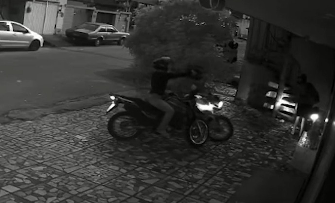 Policial de folga reage a assalto, atira e captura três criminosos em Fortaleza; vídeo