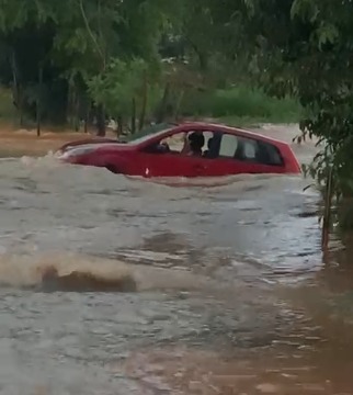 Vídeo: motorista fica preso dentro de carro durante enchente no Ceará