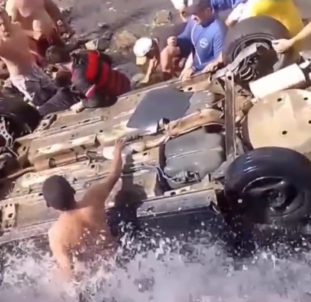 Carro tomba em passagem molhada na zona rural de Quixeramobim