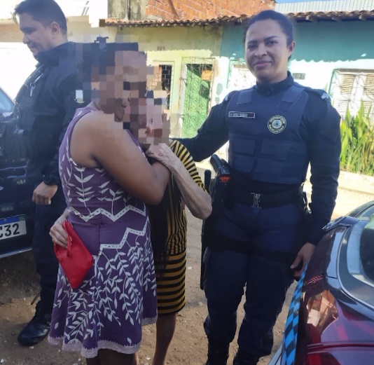 Idosa desorientada em terminal de ônibus é acolhida por guardas municipais e reencontra a família