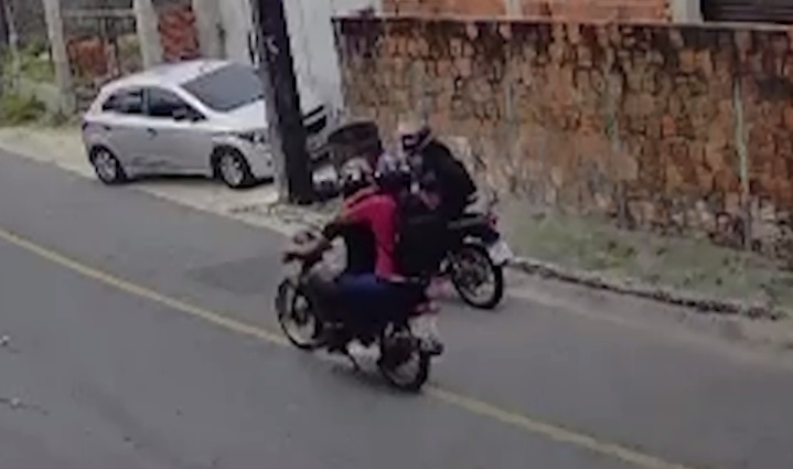 Assalto: mulher tem moto roubada por dois homens ao voltar para casa em Eusébio/CE