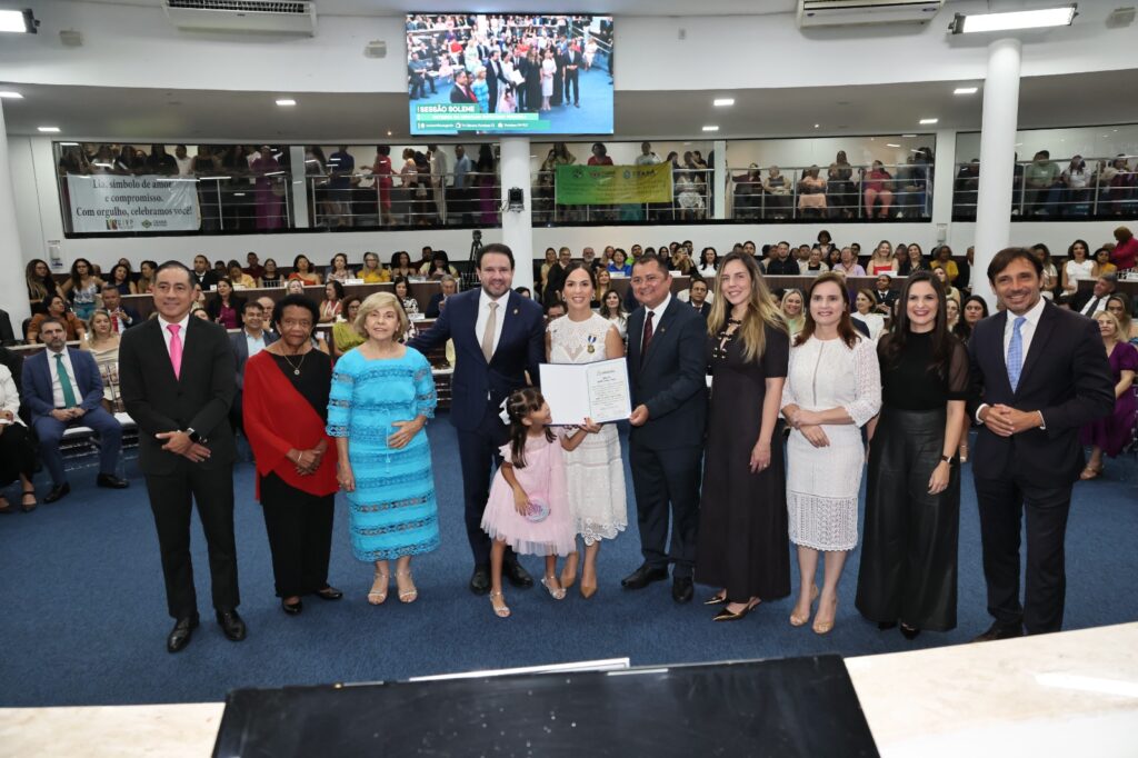Câmara de Fortaleza entrega Medalha Boticário Ferreira a Lia de Freitas, primeira-dama do Ceará