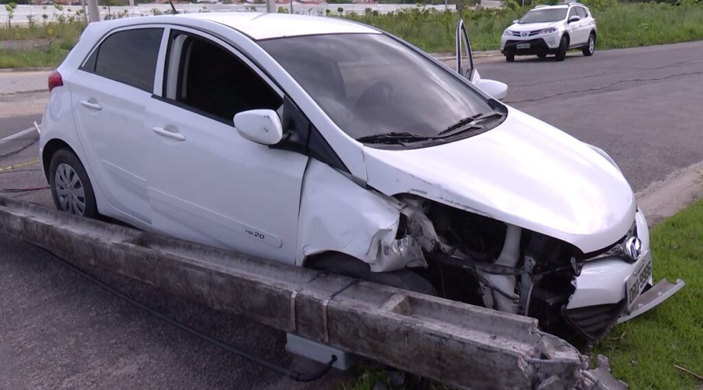Carro derruba poste em Fortaleza; mulher e criança conseguiram sair do veículo