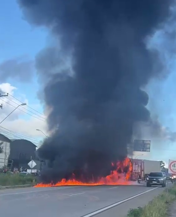 Caminhão pega fogo na BR-116, entre Fortaleza e Maracanaú; não há feridos