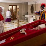 Entenda os símbolos na imagem do corpo de Papa Francisco no caixão, divulgada pelo Vaticano