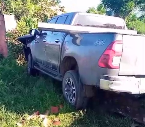 Motorista perde o controle e caminhonete invade casa no Ceará, matando pai e filho