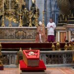 Corpo do Papa Francisco chega à Basílica de São Pedro e fiéis começam a fazer visitas